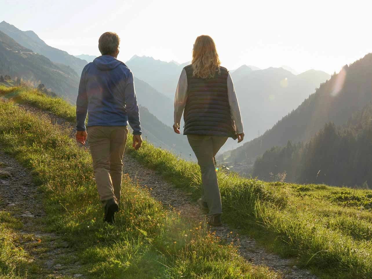 Bild: Mann und Frau bei Wanderung