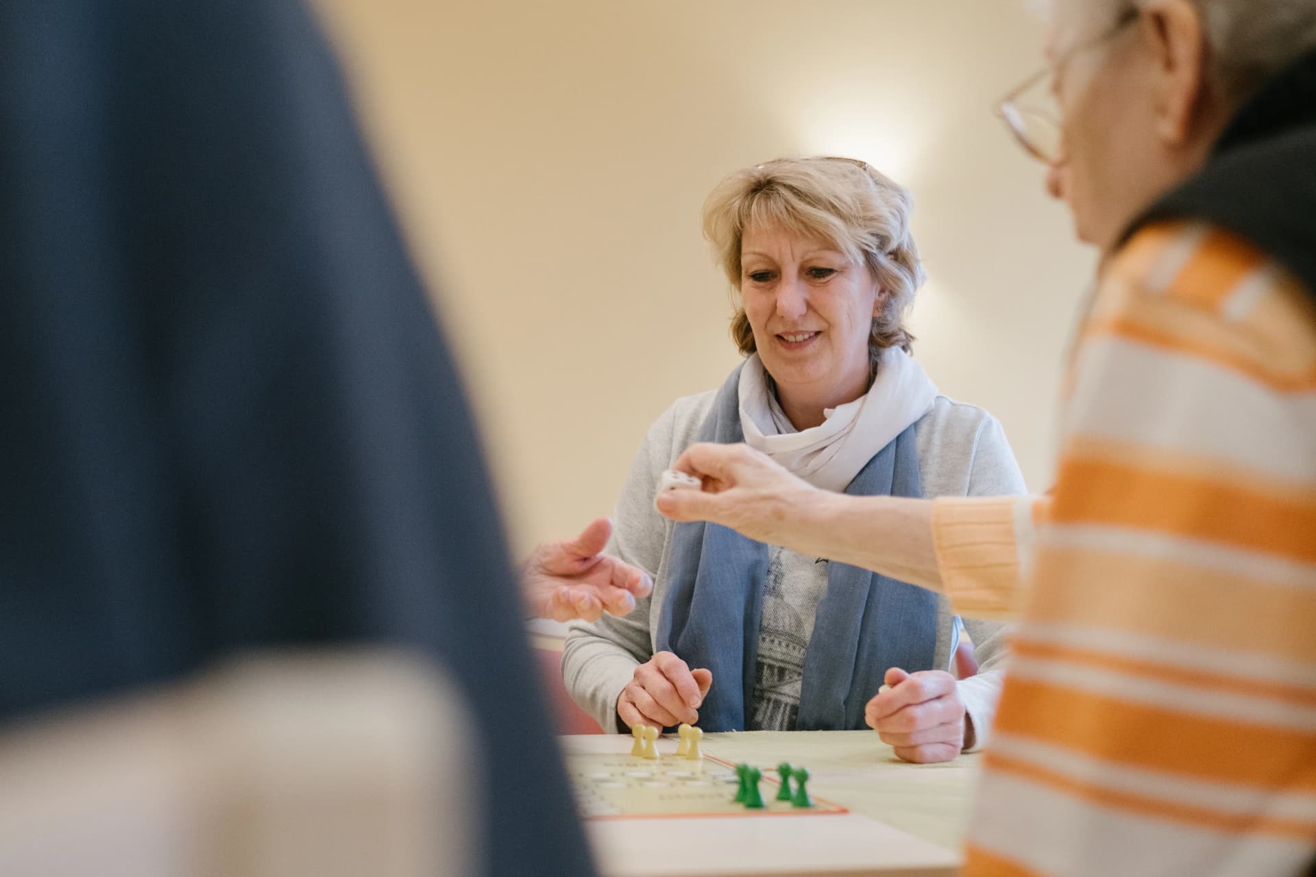 Bild: Pflegekraft in Interaktion mit Patienten der Geriatrie