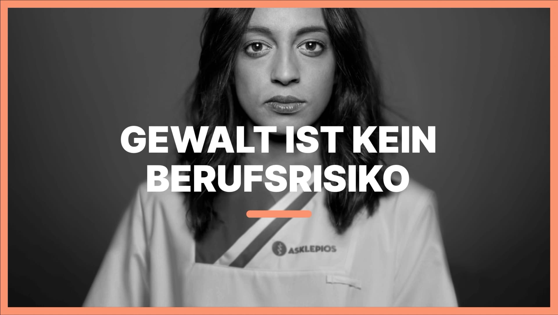 Eine Frau mit dunklen Haaren in Klinikarbeitskleidung schaut in die Kamera. Auf dem schwarz-weißen Bild steht in großen Buchstaben „Gewalt ist kein Berufsrisiko“.