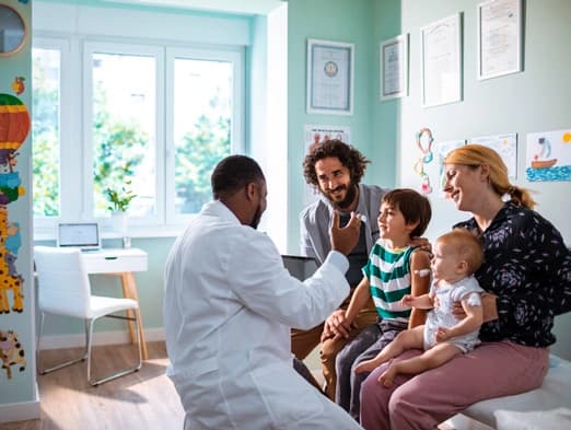 Bild: Familie mit Kindern beim Arzt