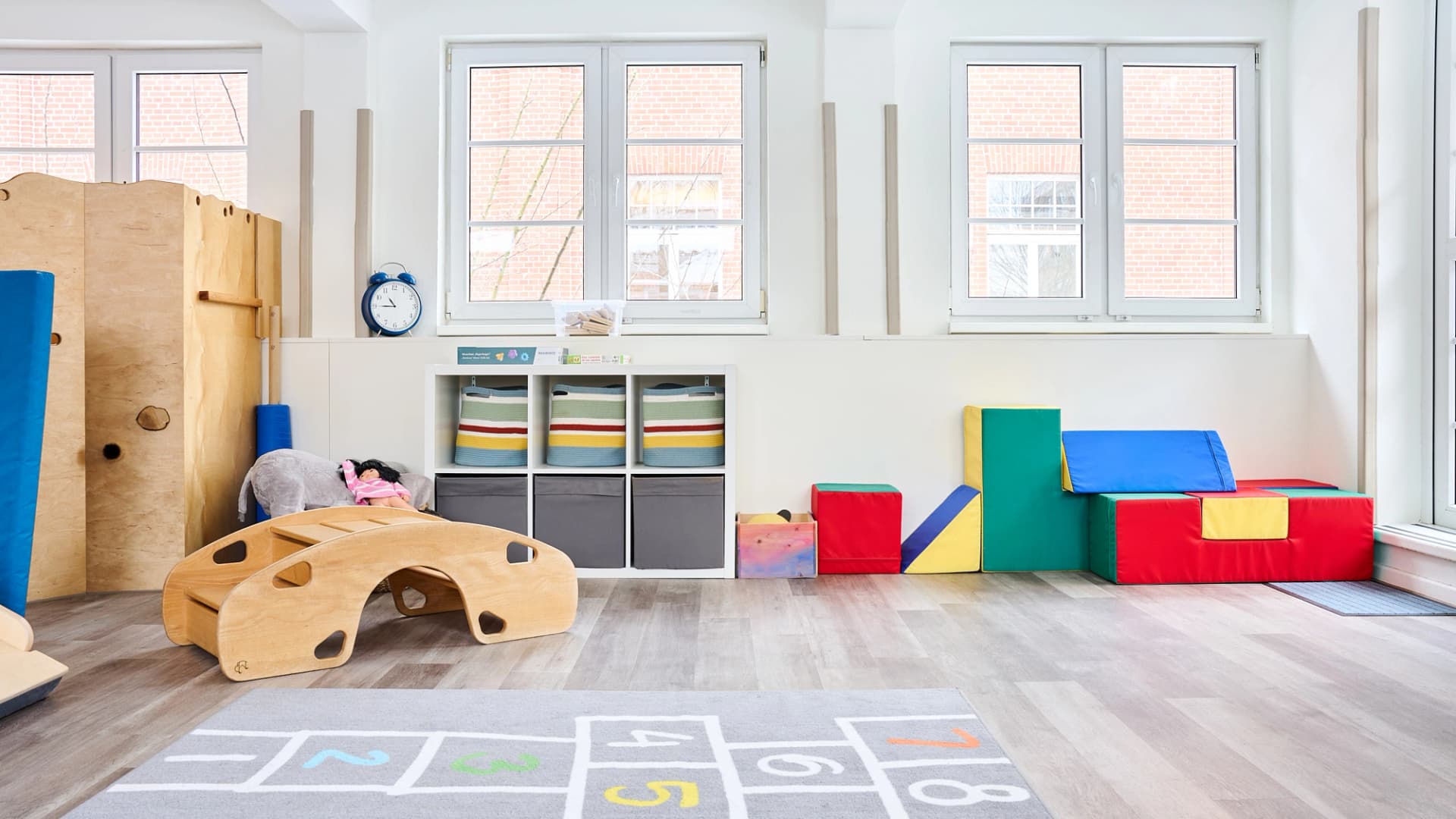 Bild: Offene Spielfläche der Asklepios Kita Rübennasen in Hamburg-Barmbek mit weichen Bauelementen und Podesten.