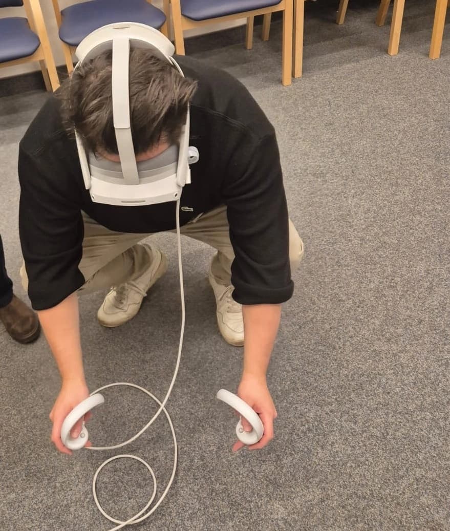 Bild: Die Asklepios Klinik Nord (Abteilung für Abhängigkeitserkrankungen) setzt die neue VR-Brille ein.