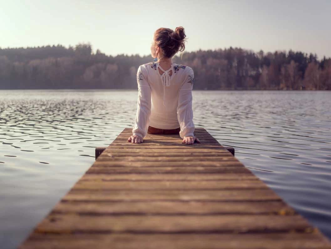 Bild: Frau entspannt am See