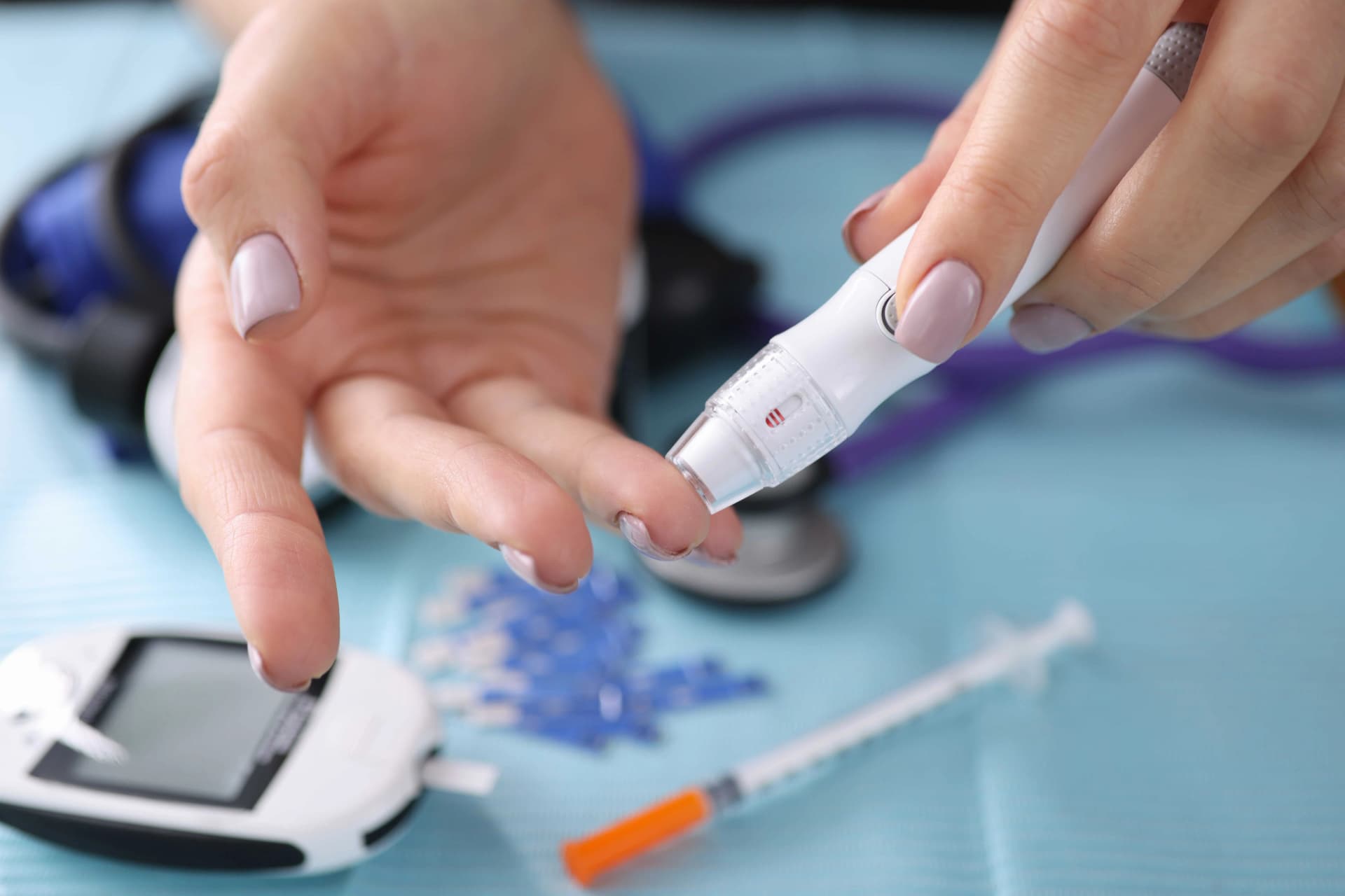 Das Motiv zeigt eine Patientin mit Diabetes