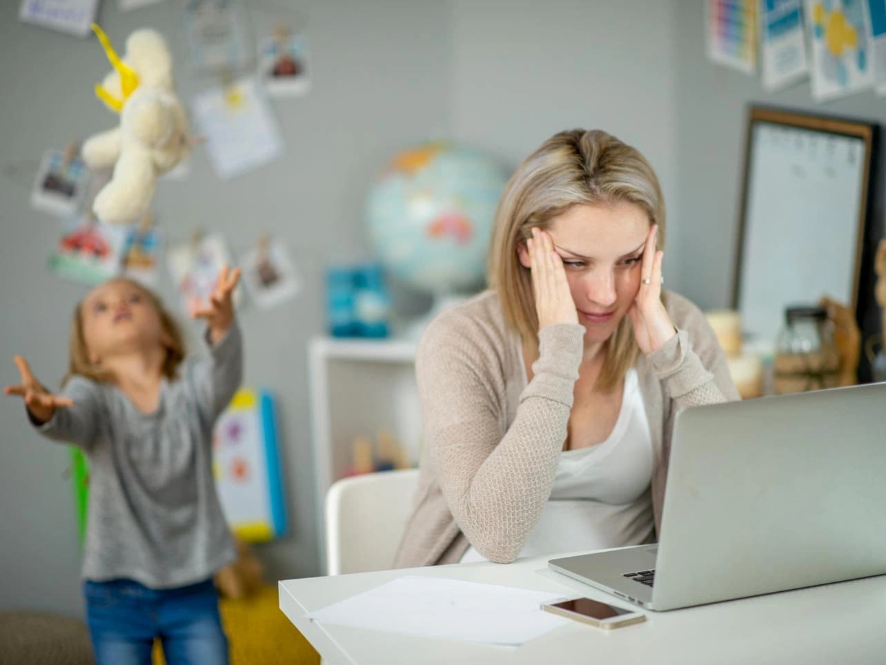 Bild: Gestresste Frau am Laptop