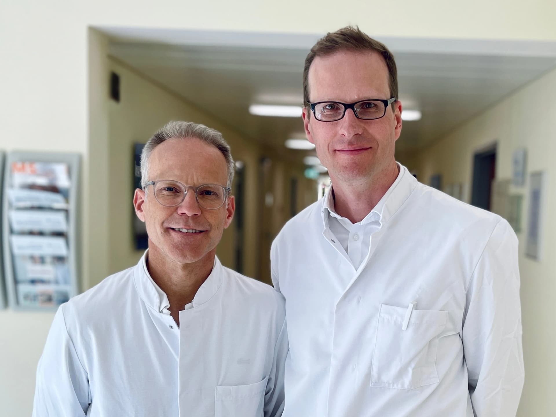 Bild: Seit 1. Mai 2026 gibt es eine neue Doppelspitze in der Neuro-Medizin der Asklepios Klinik Altona (v.l.n.r.): Prof. Dr. med. Tobias Martens ist Chefarzt der Neurochirurgie, PD Dr. med. Robert Schulz ist Chefarzt der Neurologie