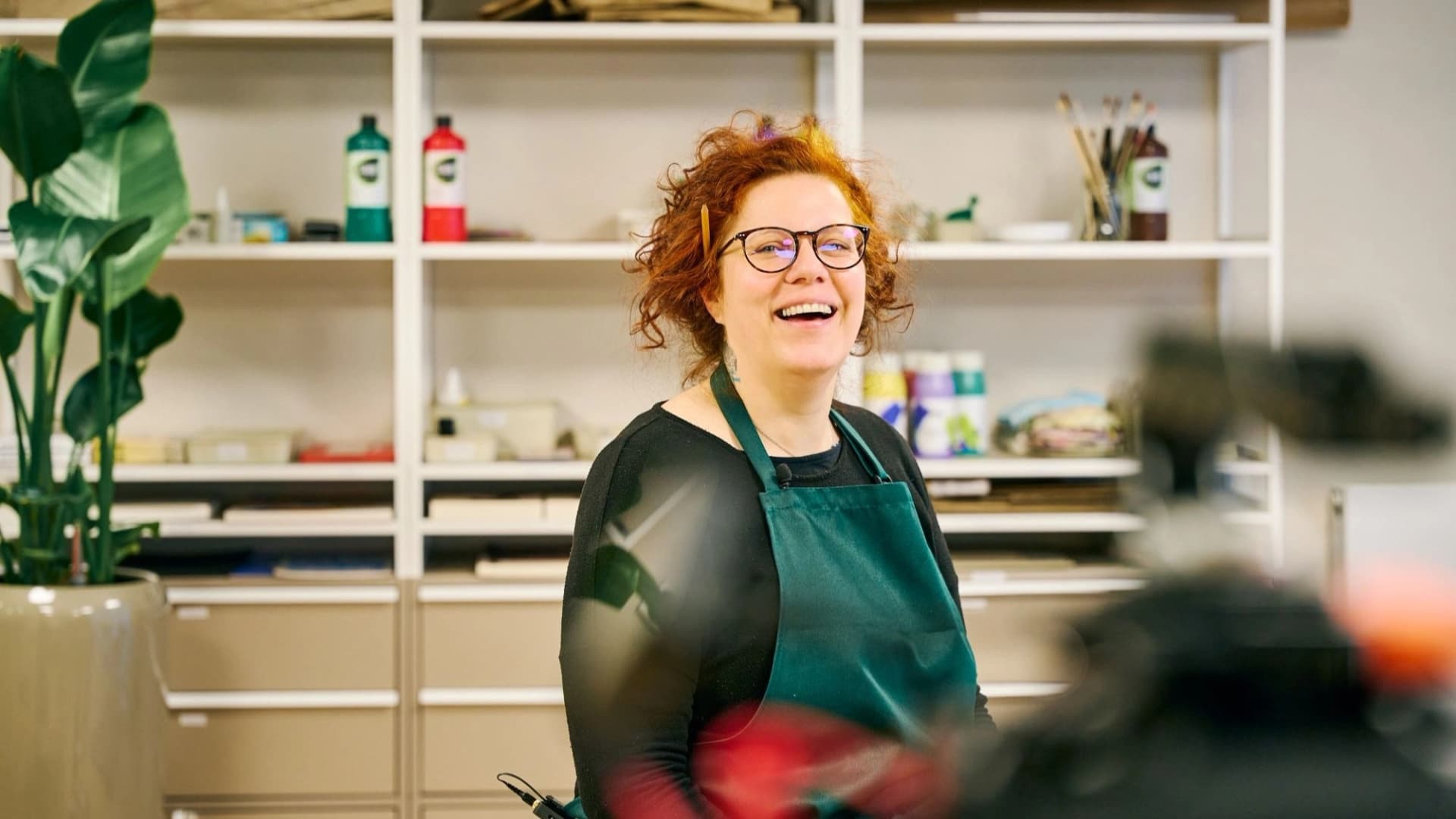 Bild: Frau Kube bei der Kunsttherapie in der Asklepios Private Tagesklinik Erfurt