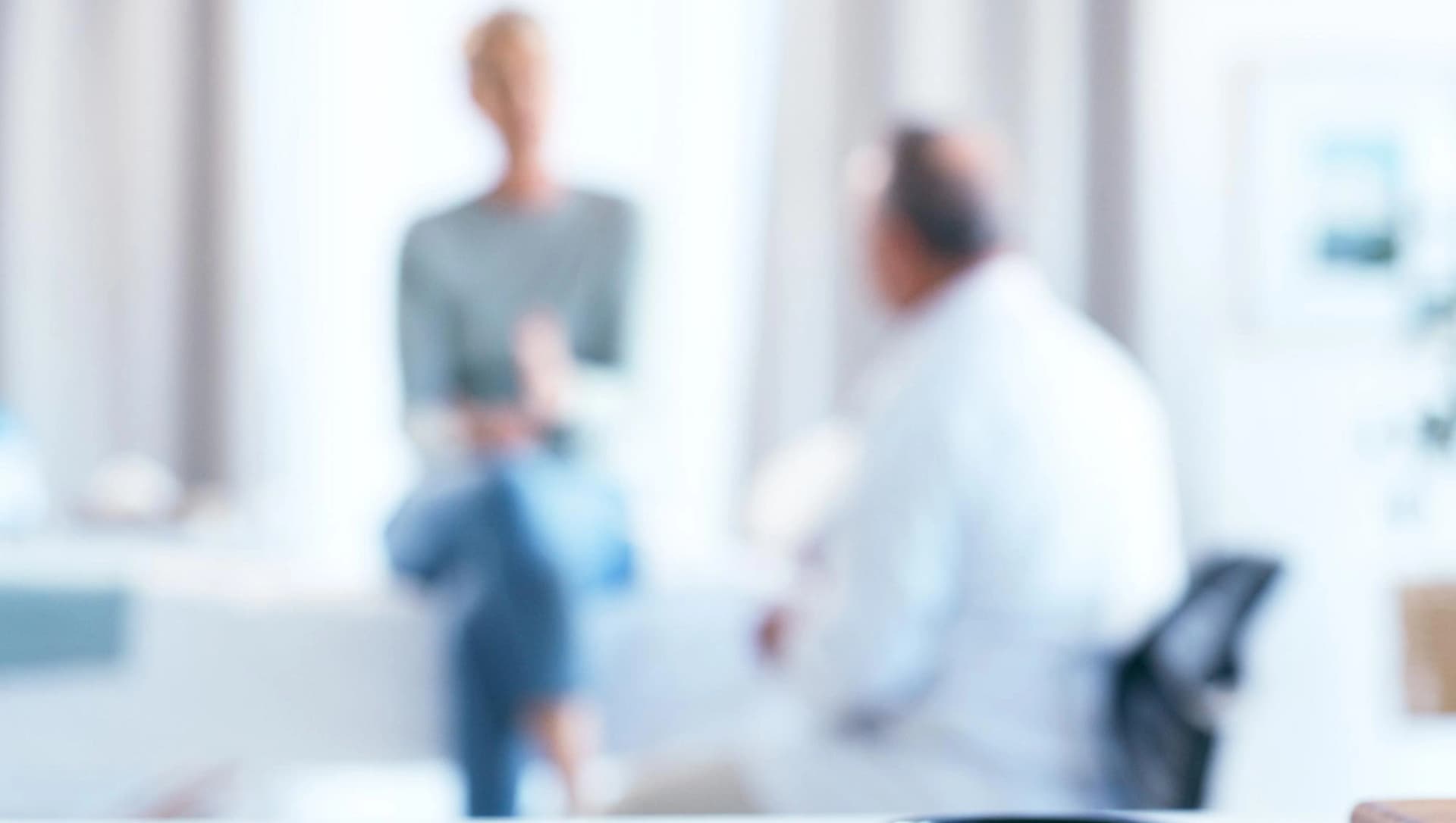 Bild: Patientin mit Arzt im Gespräch