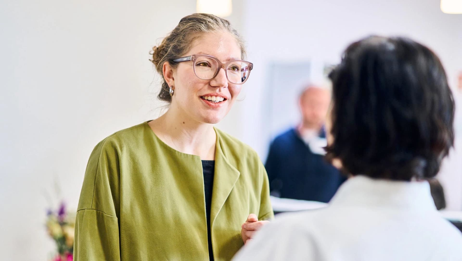 Das Bild zeigt ein Gespräch zwischen Patient:in und Ärzt:in