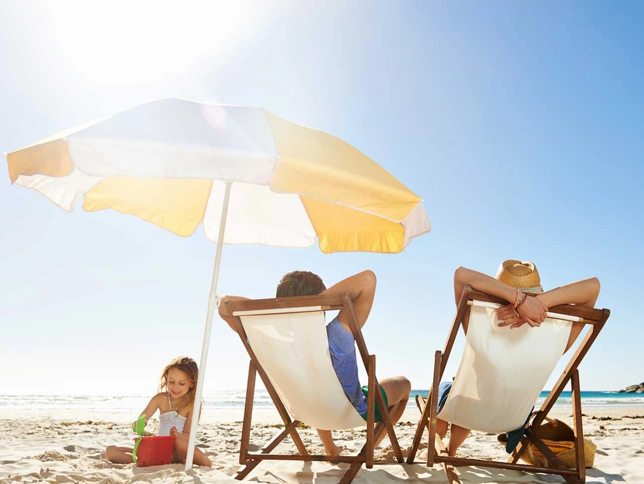 Bild: Familie unter dem Sonnenschirm
