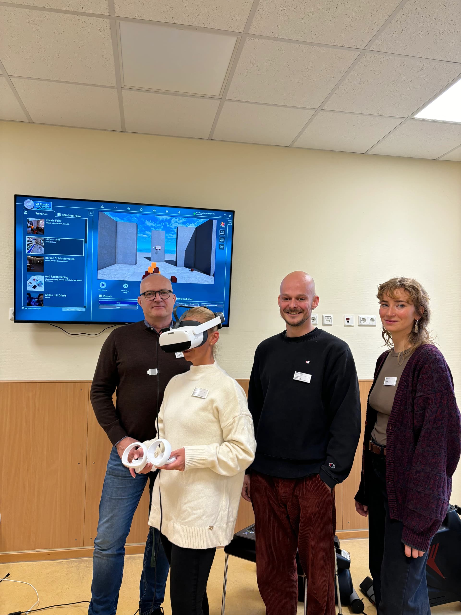 Bild: Einsatz der VR-Brille im Asklepios Westklinikum Hamburg: Dr. Ulf Künstler, Chefarzt Abt. Psychiatrie und Psychotherapie, A. Diercksen, M.Sc. Psychologin, S. Bächtle, M.Sc. Psychologe, J. Harms, M.Sc. Psychologin (v.l.n.r.)