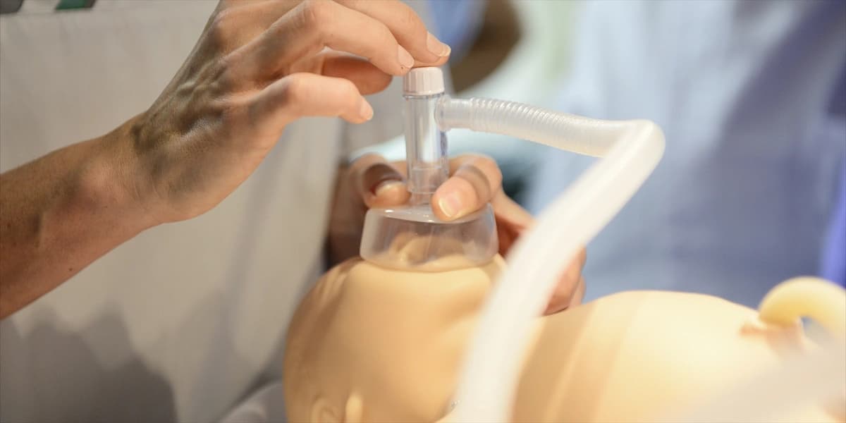 Bild: Teilnehmer der S.A.V.E. Trainings beatmet Simulationspuppe