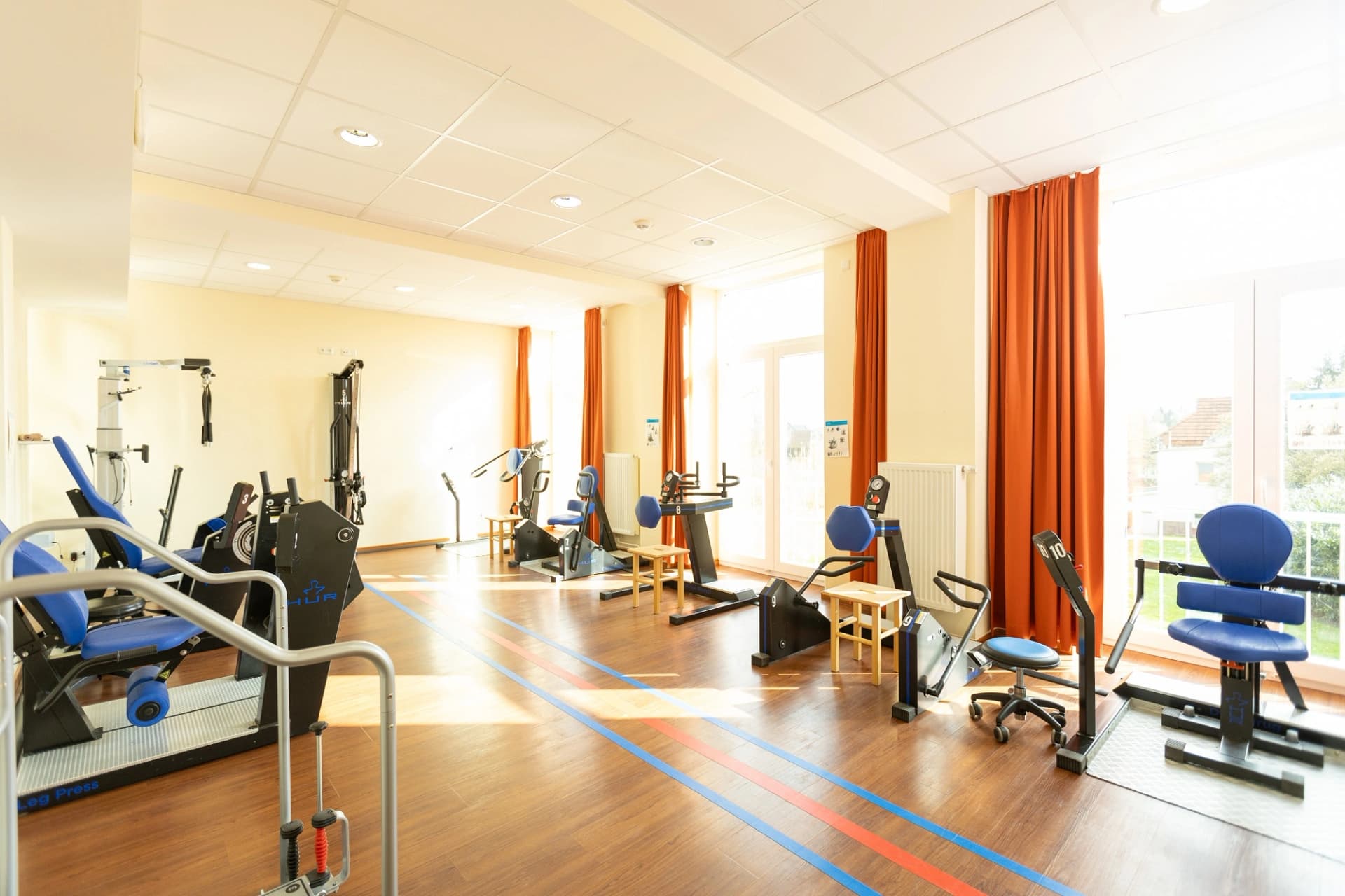 Das Bild zeigt den Raum mit Fitnesgeräten für die medizinische Trainingstherapie