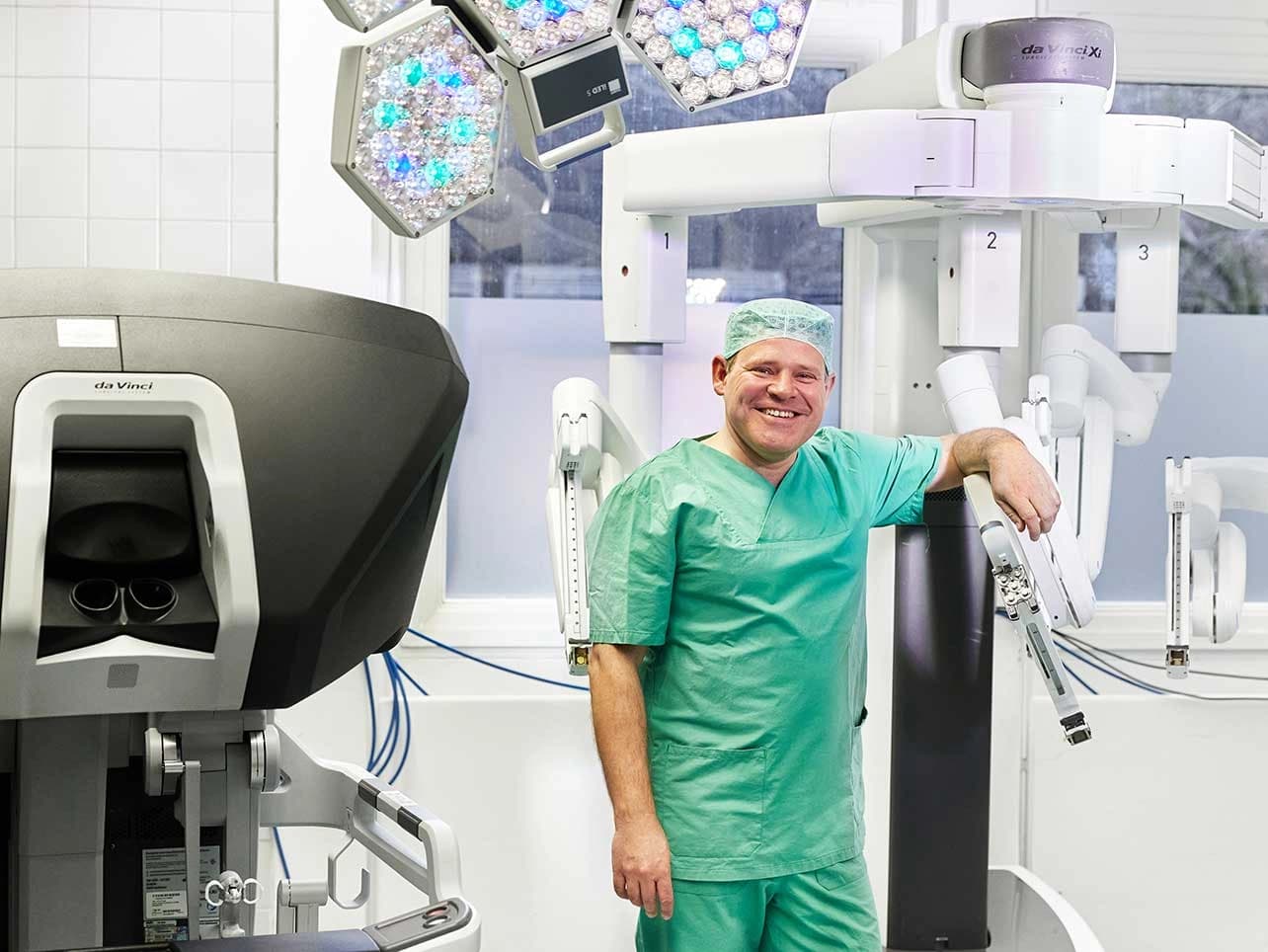 Bild: Prof. Perez am da Vinci-OP-Roboter