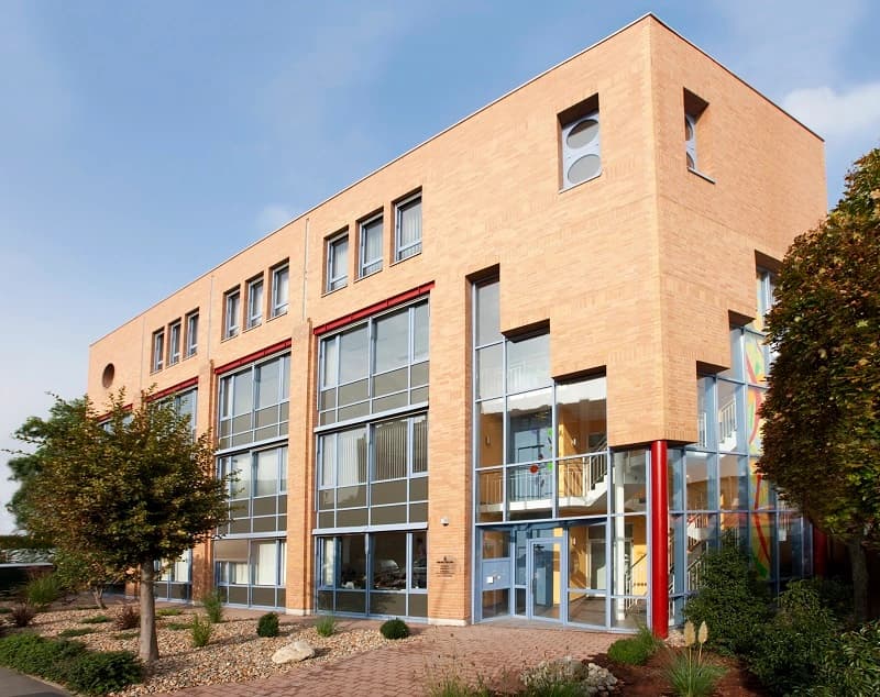 Das Motiv zeigt das Gebäude der Schmerztagesklinik in der Dostojewskistraße.