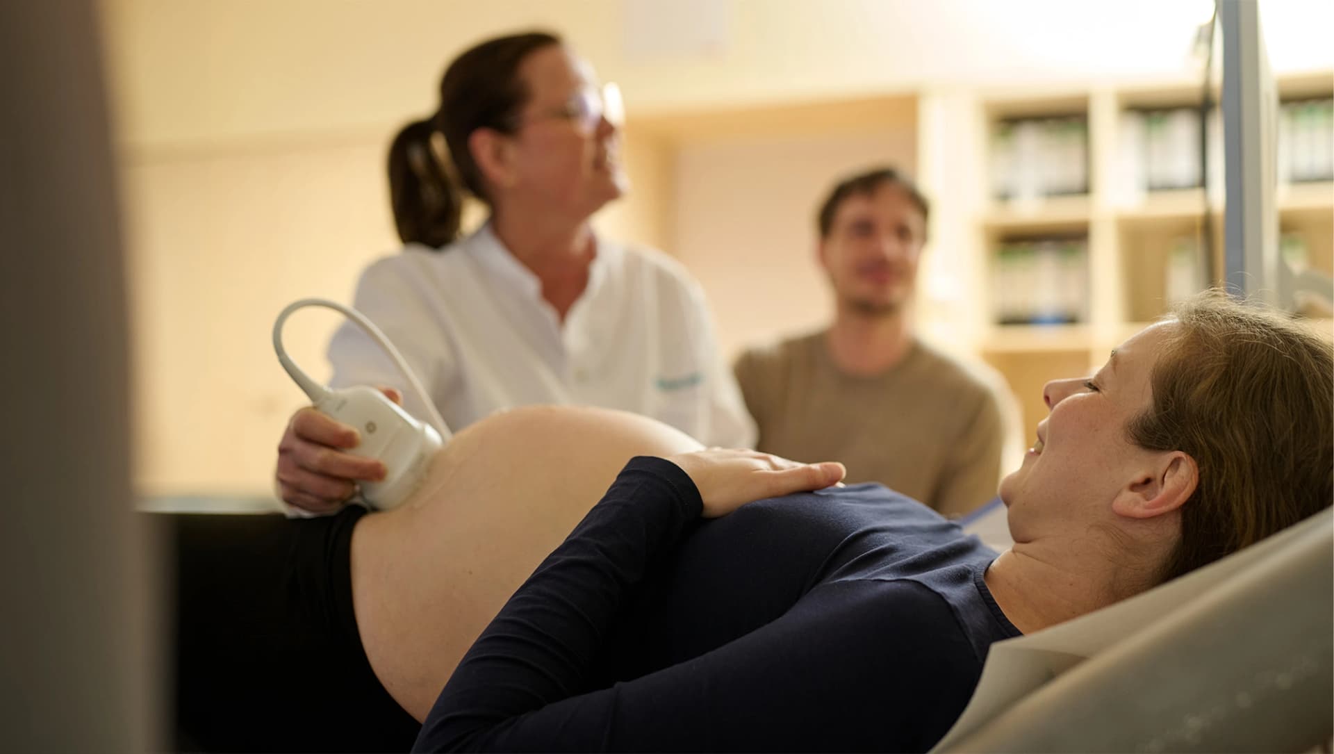 Bild: Eine Ärztin mach einen Ultraschall bei einer schwangeren Frau.