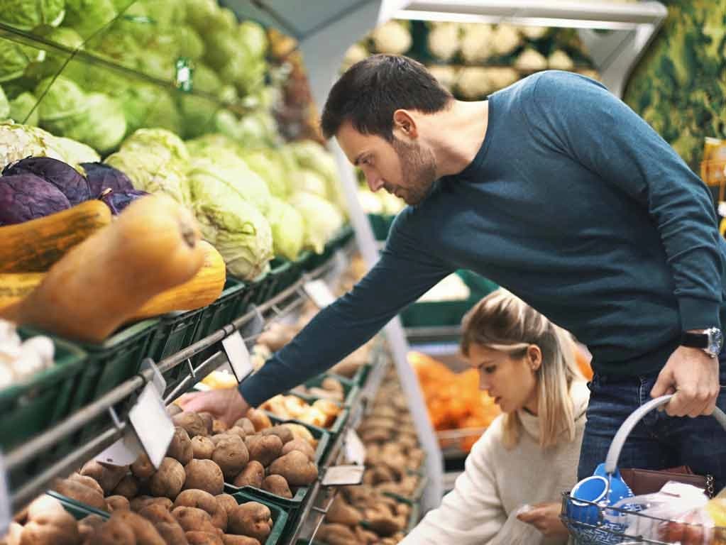 Bild: Paar im Supermarkt am Gemüseregal