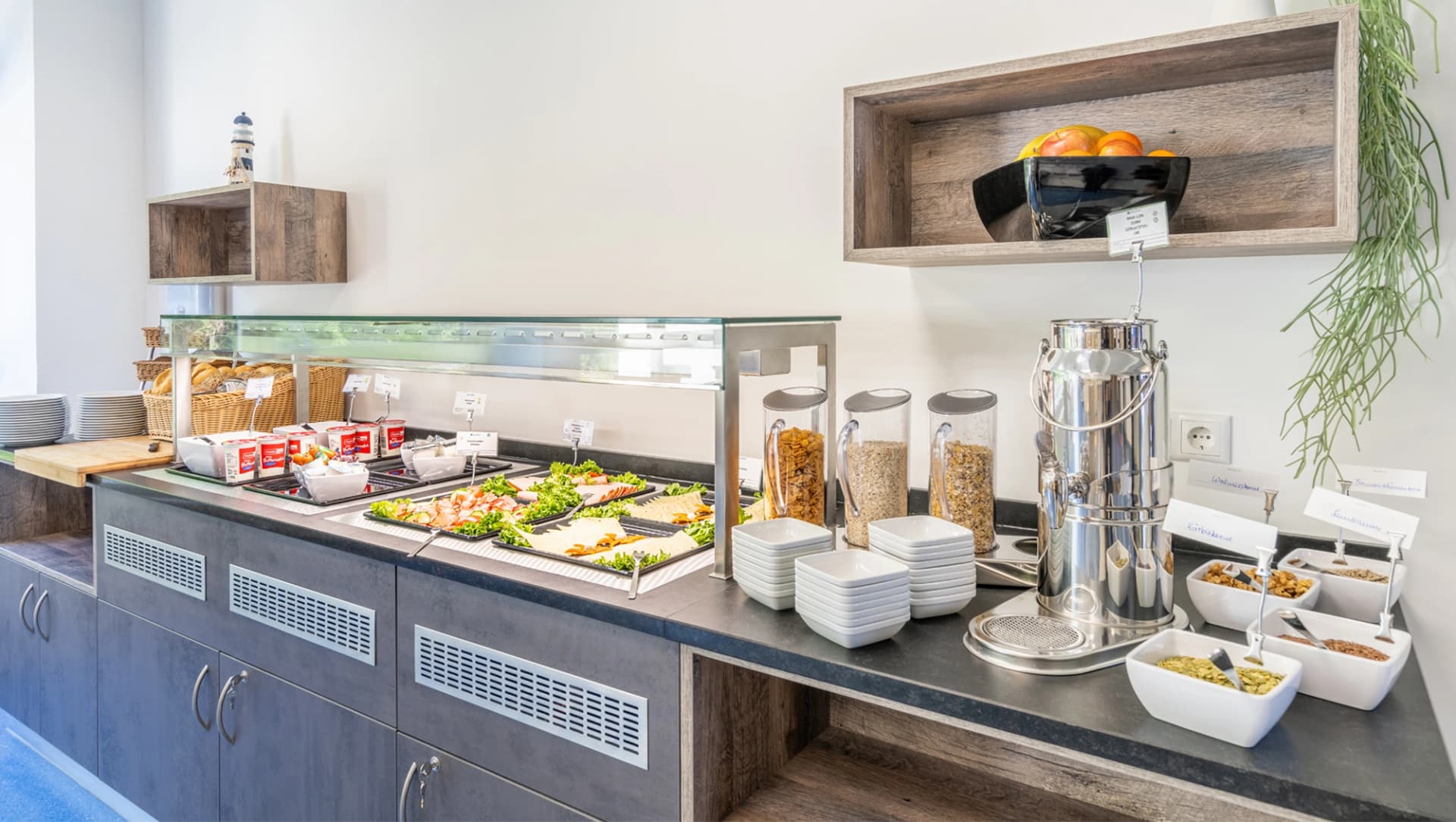 Verschiedene Speisen sind auf dem Buffet angerichtet