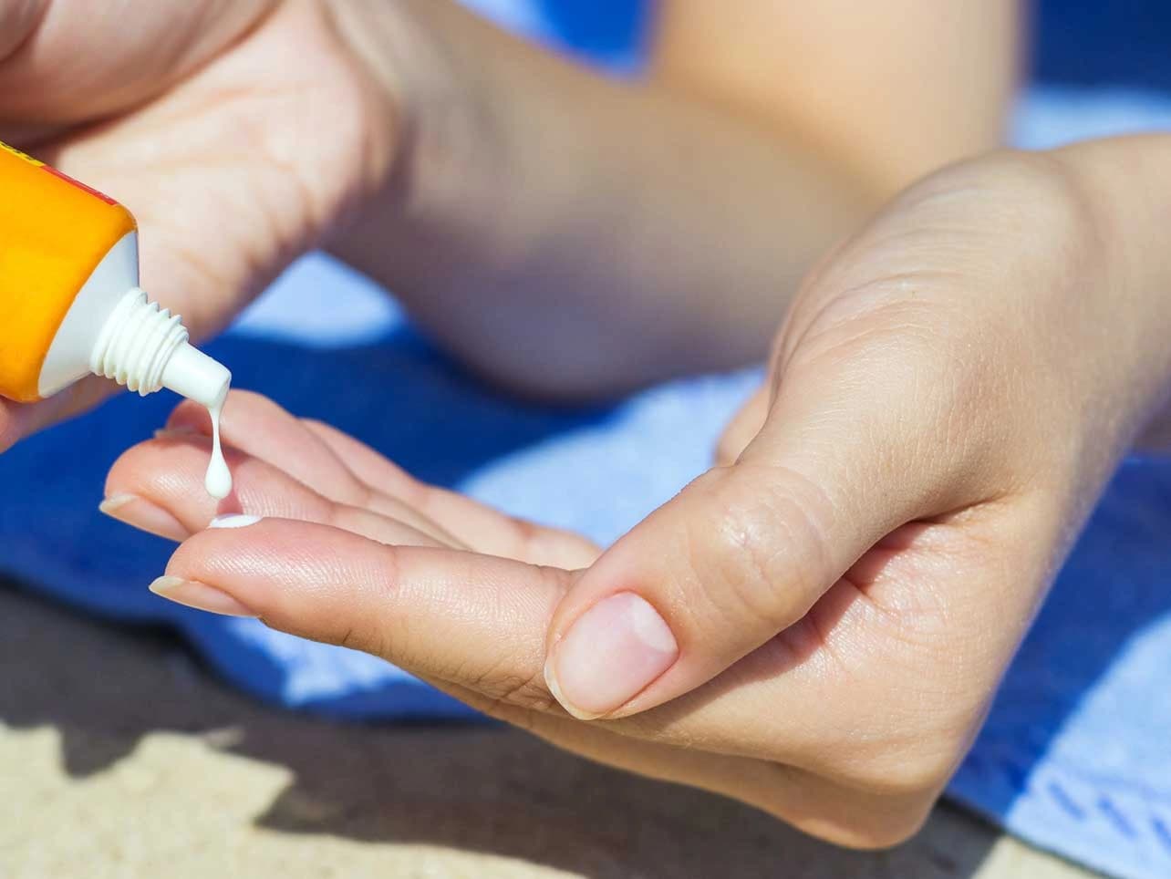 Bild: Sonnencreme in der Hand