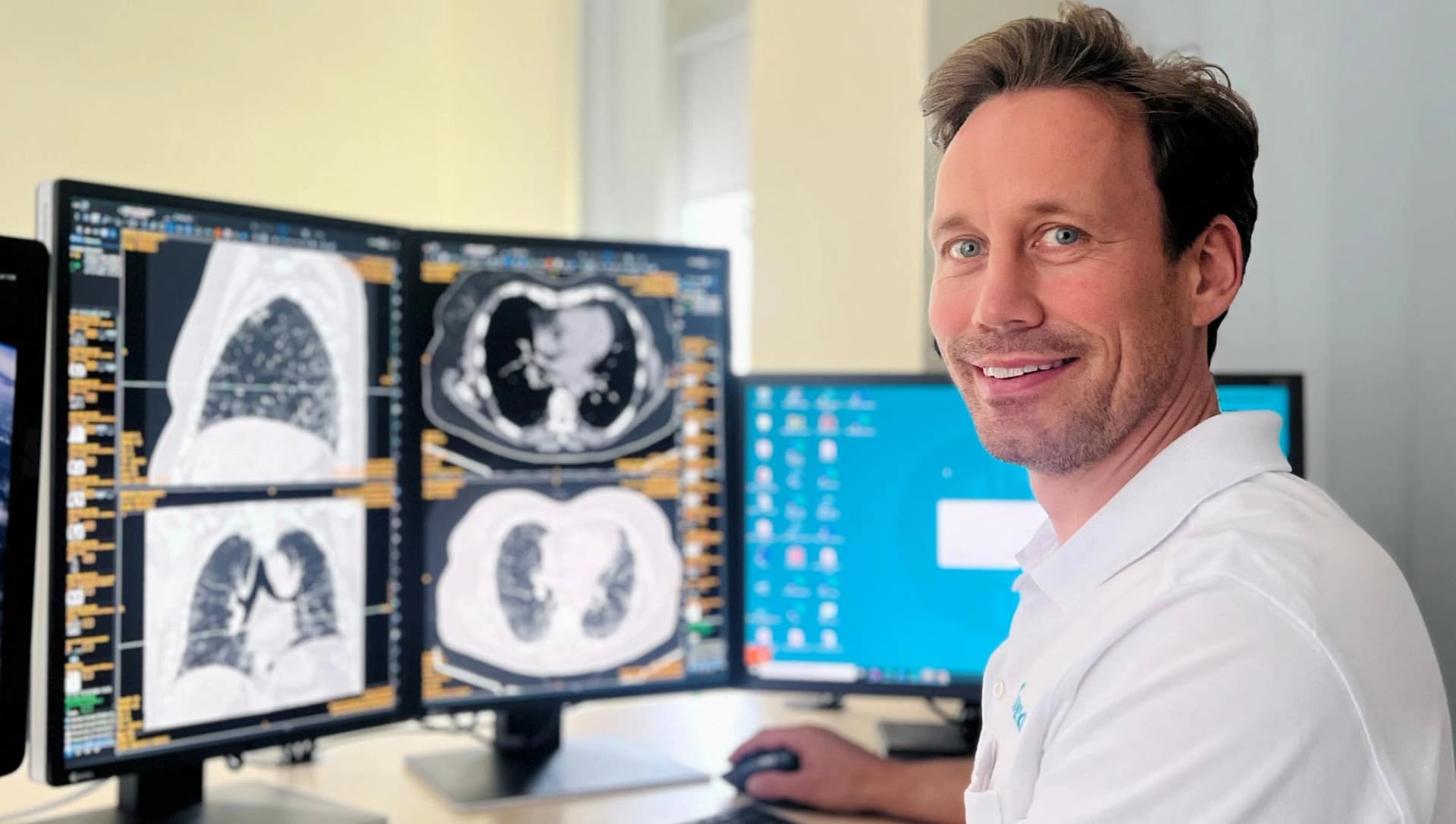 Bild: Prof. Dr. Sabel, Chefarzt der Radiologie, Asklepios Klinik Gauting, bei der Befundung