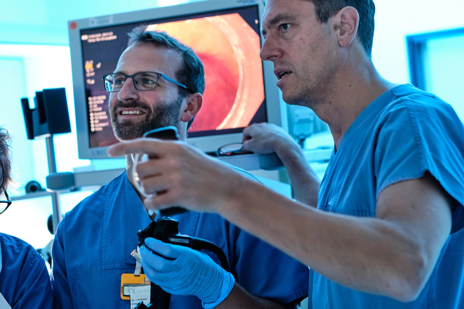 Prof. Dr. med. Jürgen Pohl (r.), Chefarzt der Gastroenterologie an der Asklepios Klinik Altona gemeinsam mit dem Oberarzt Dr. Johannes Grothaus bei einer G-POEM