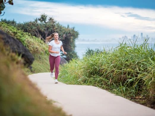Bild: Frau mit Diabetes joggt