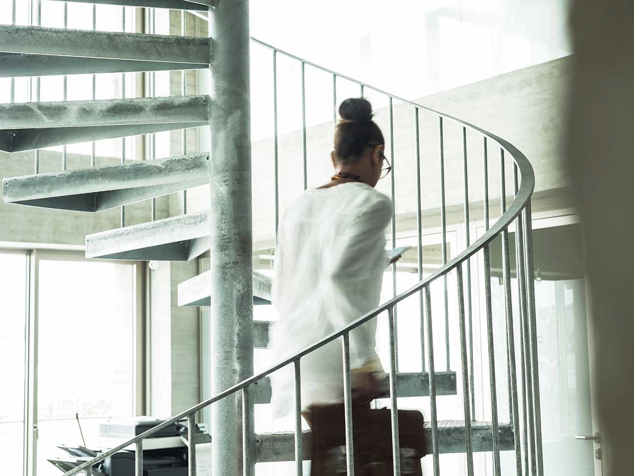 Bild: Frau auf Wendeltreppe