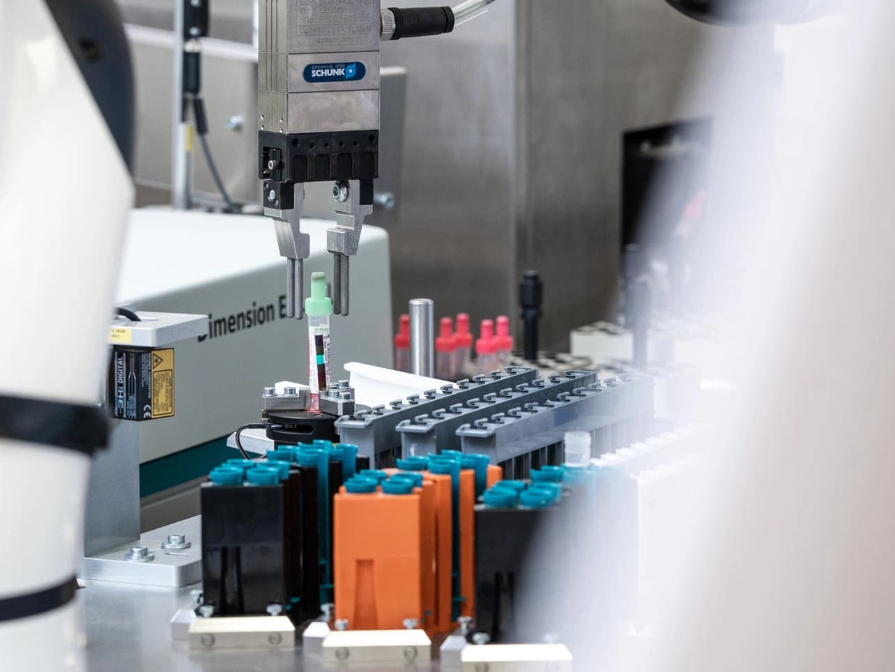 Bild: Laborroboter analysiert Blutprobe