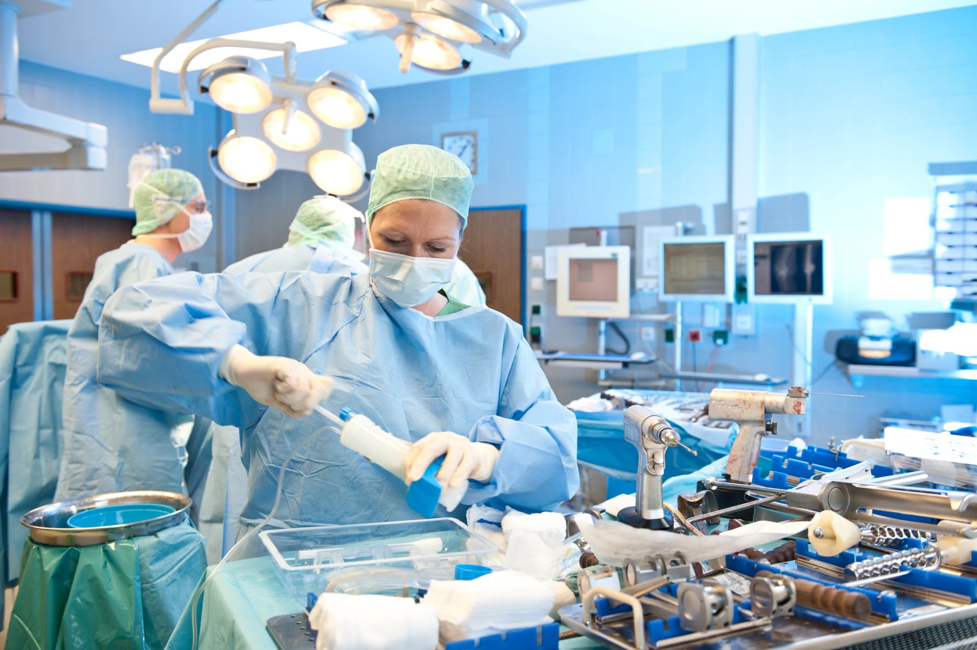 Eine Operationstechnische Assistentin begleitet eine OP in der Unfallchirurgie als steriler Part.
