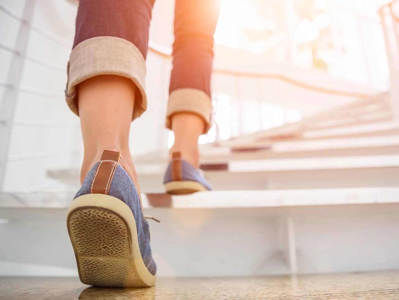 Bild: Frau steigt Treppe hoch