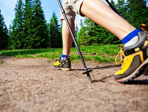Bild: Mann beim Nordic Walking