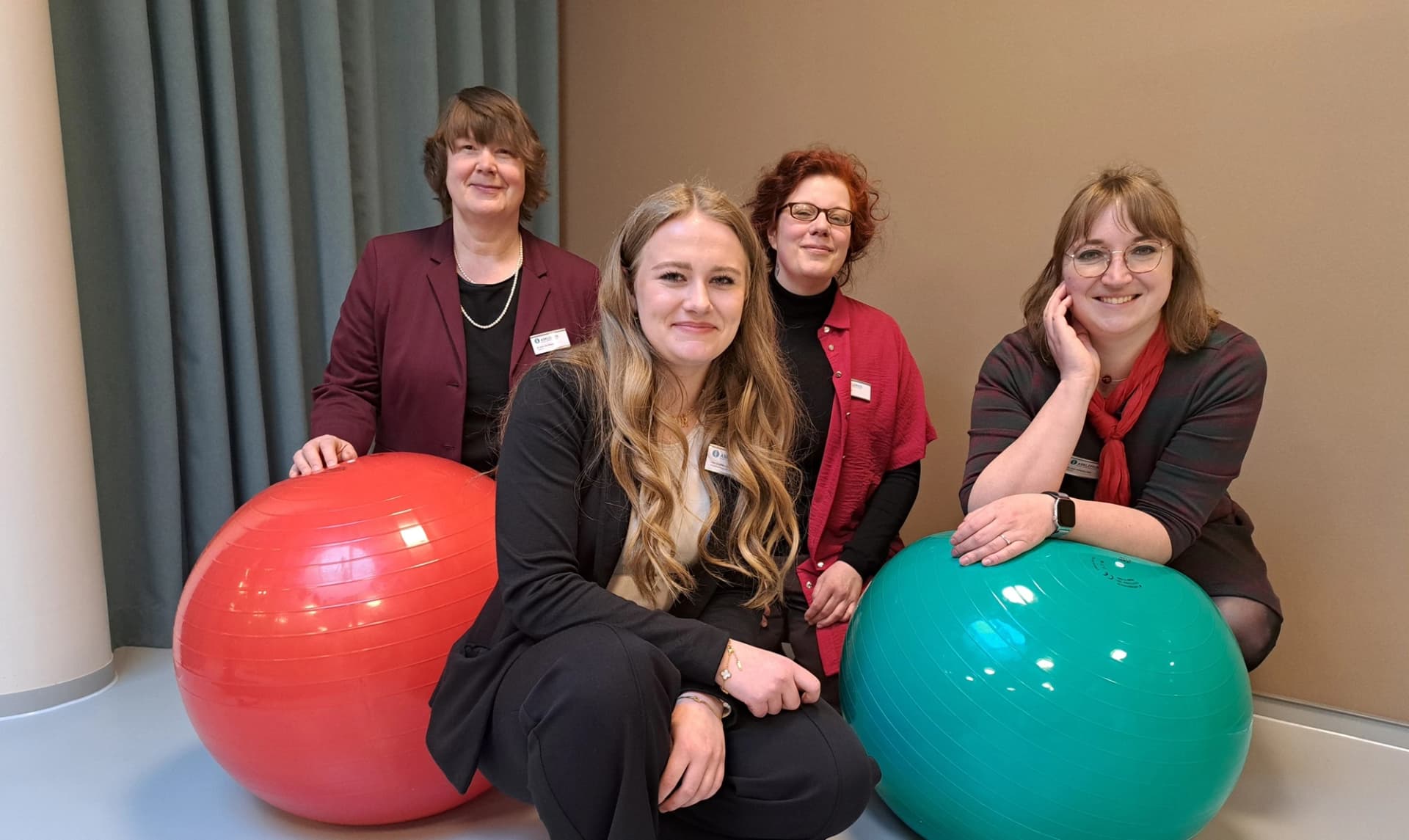 Bild: Team von Psychotherapeuten der Asklepios Tagesklinik Erfurt mit Gymnastikbällen