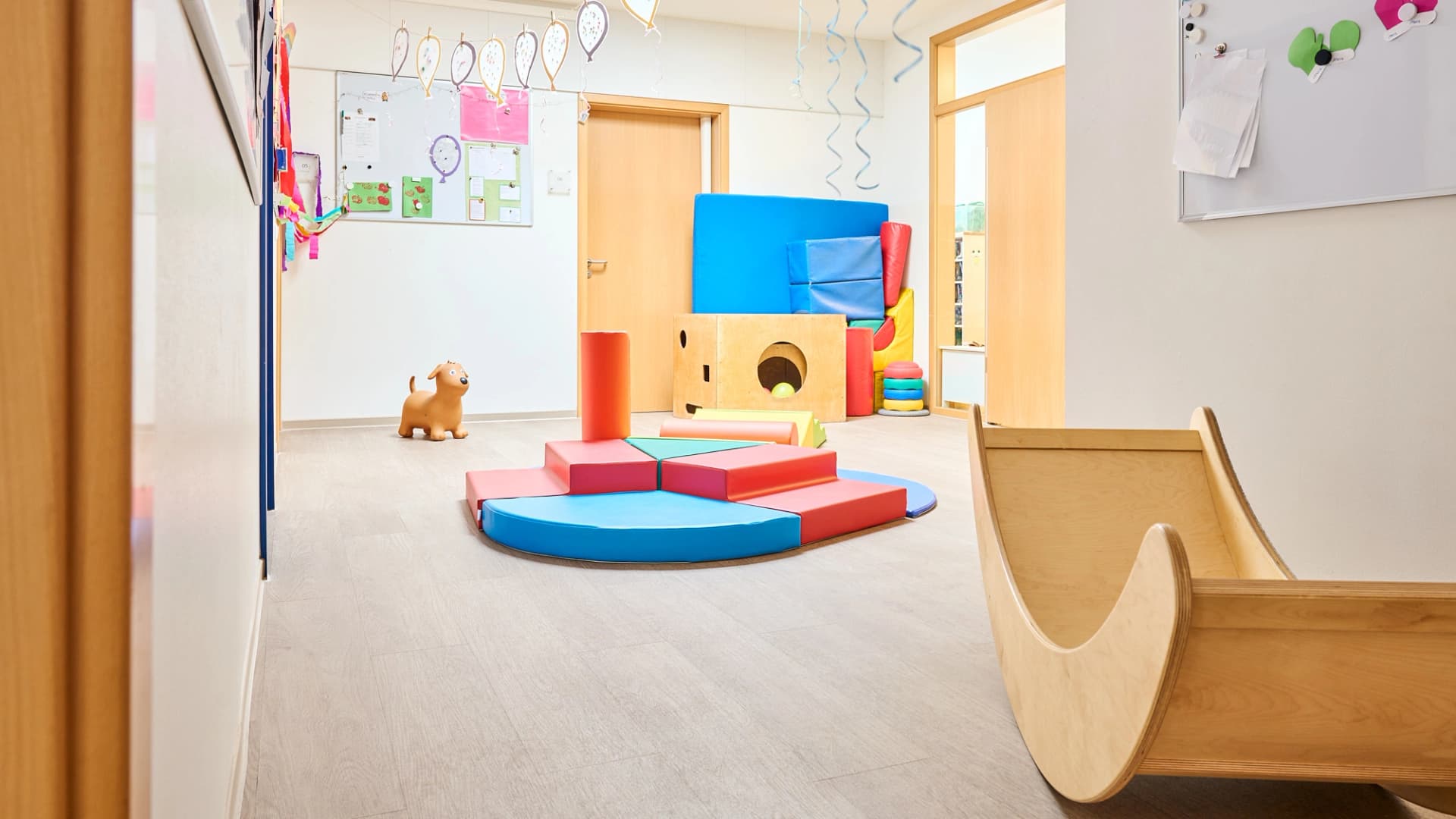 Bild: Kleine Spielinseln fördern Bewegung, Balance und Grobmotorik.
