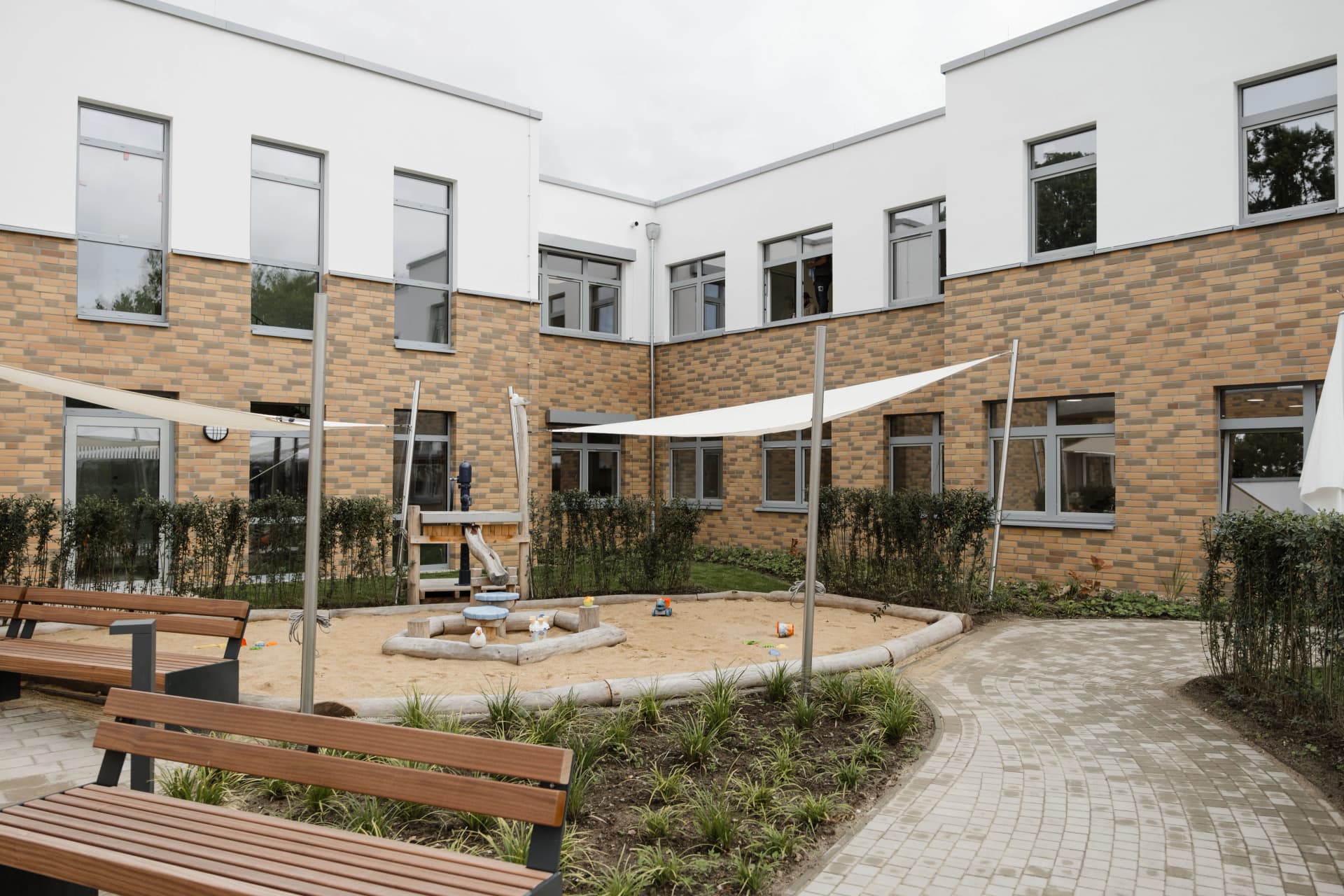 Bild: Innenhof des Therapiehauses mit Spielgeräten