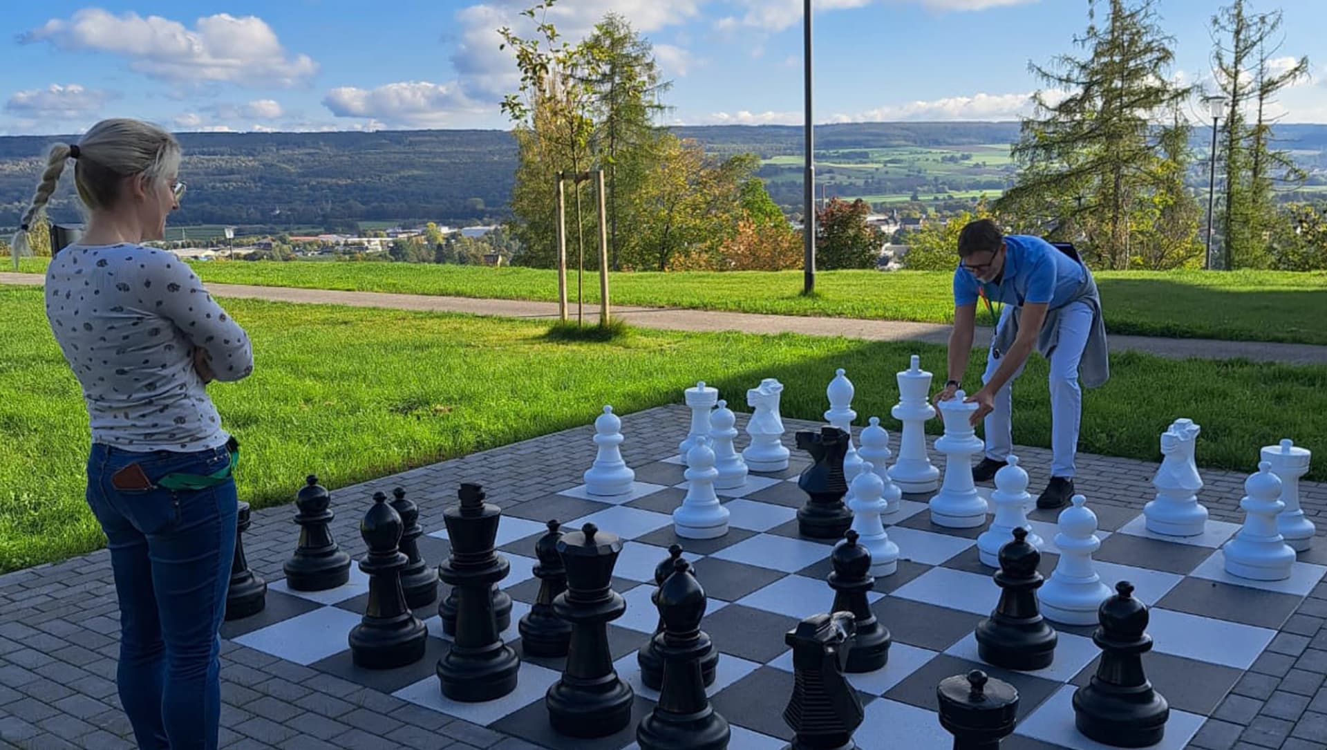 Mitarbeiter beim Schach spielen im Außenbereich