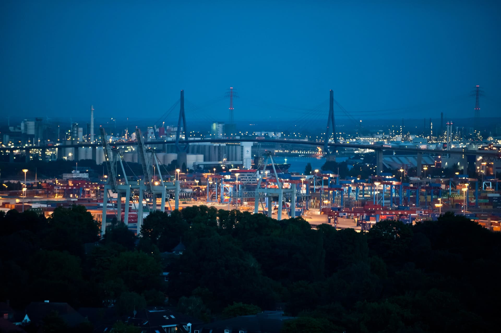 Das Hochhaus der Asklepios Klinik Altona ermöglicht einen einmaligen Blick auf den Hamburger Hafen – Tag und Nacht.