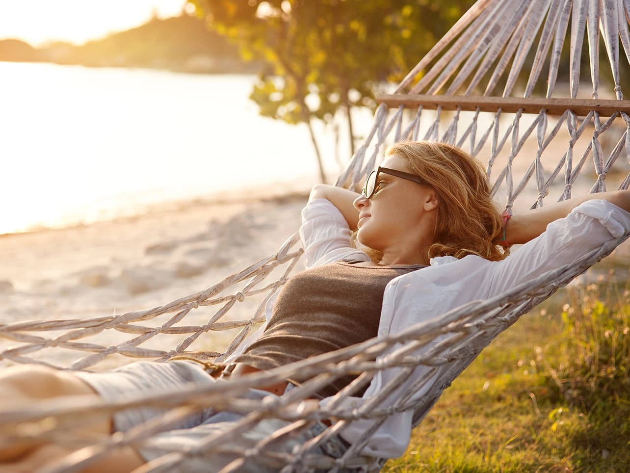 Bild: Frau in Hängematte am Strand