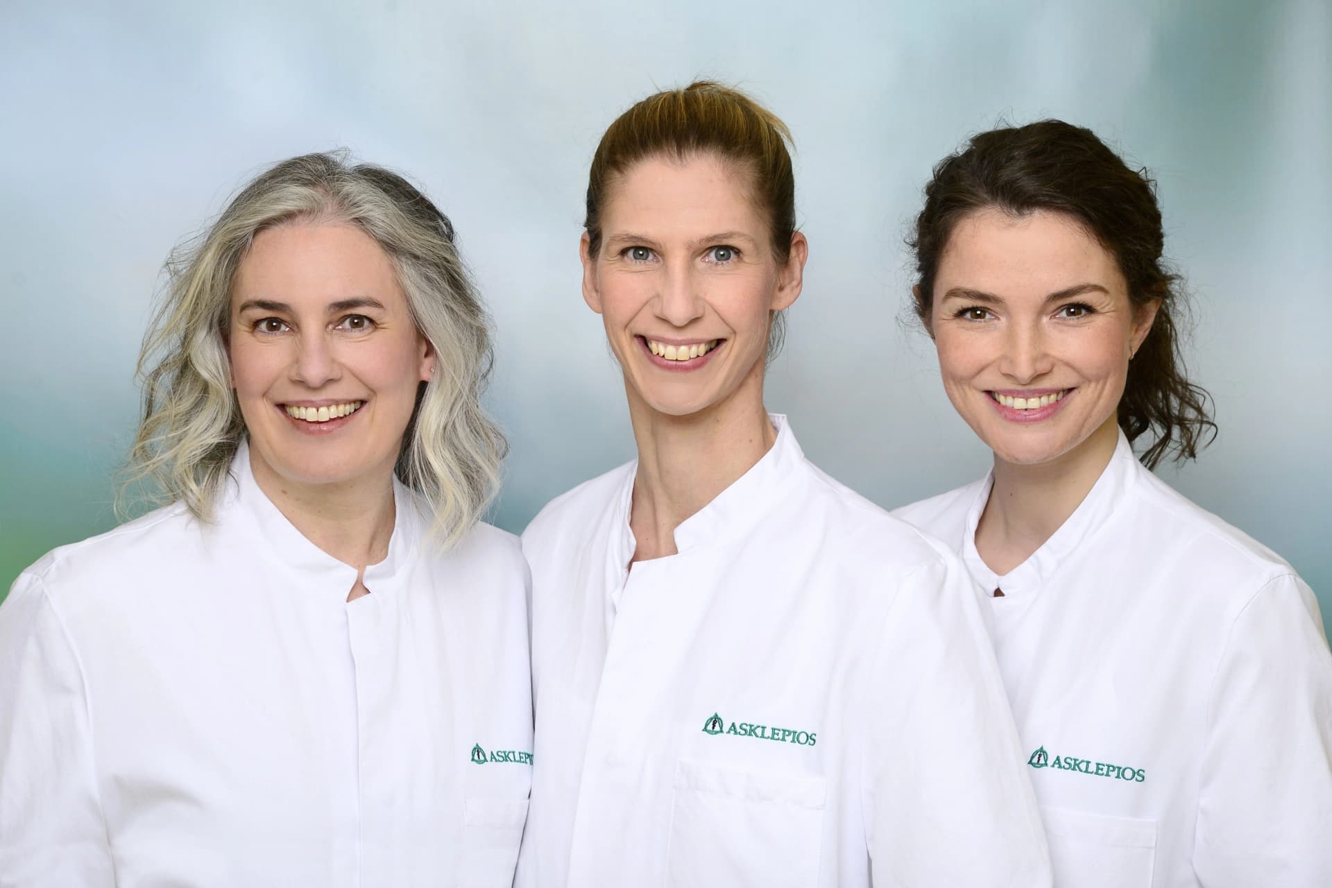 Zum 1. April 2021 startet in Wandsbek ein Team aus drei Chefärztinnen mit jeweils eigenen Schwerpunkten in der Gynäkologie: Setareh Huschi, Dr. Simone Klüber und Anna Jacob (v.l.n.r) (Foto: Asklepios)