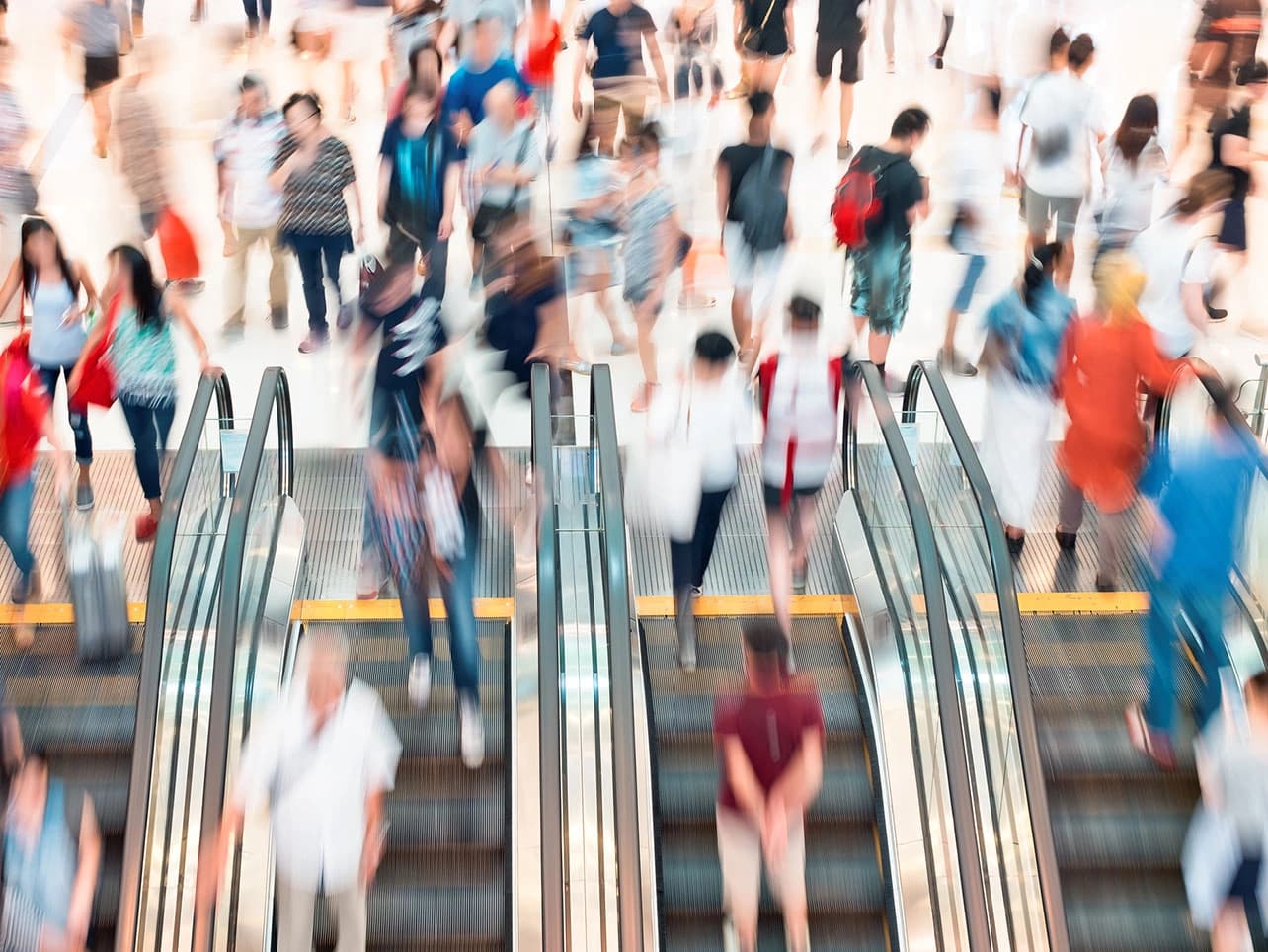 Bild: Hektische Szene auf der Rolltreppe