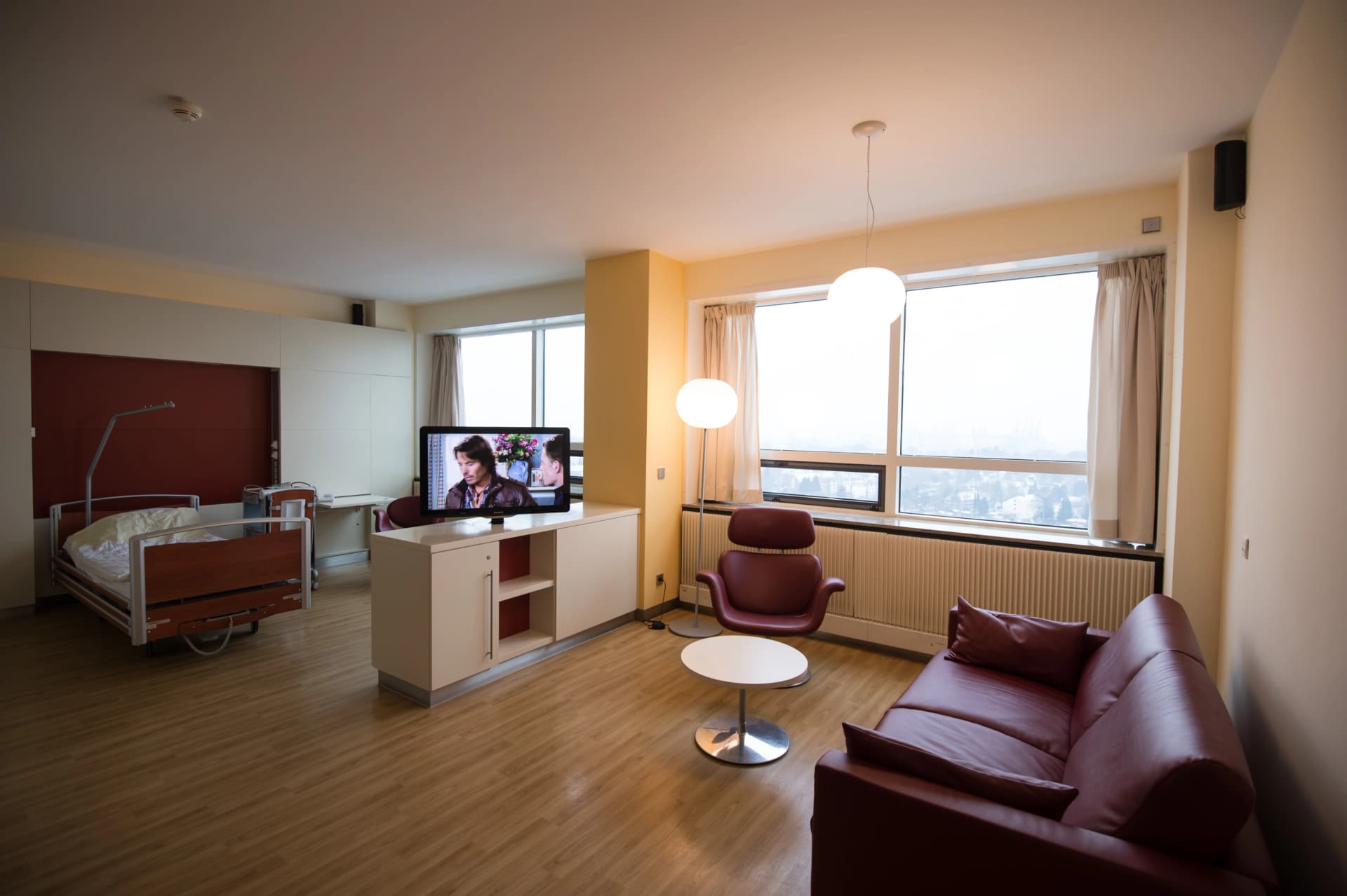 Auf unserer Palliativstation sind Angehöroge herzlich willkommen – daher bieten die Zimmer viel Platz und eine besondere Ausstattung.