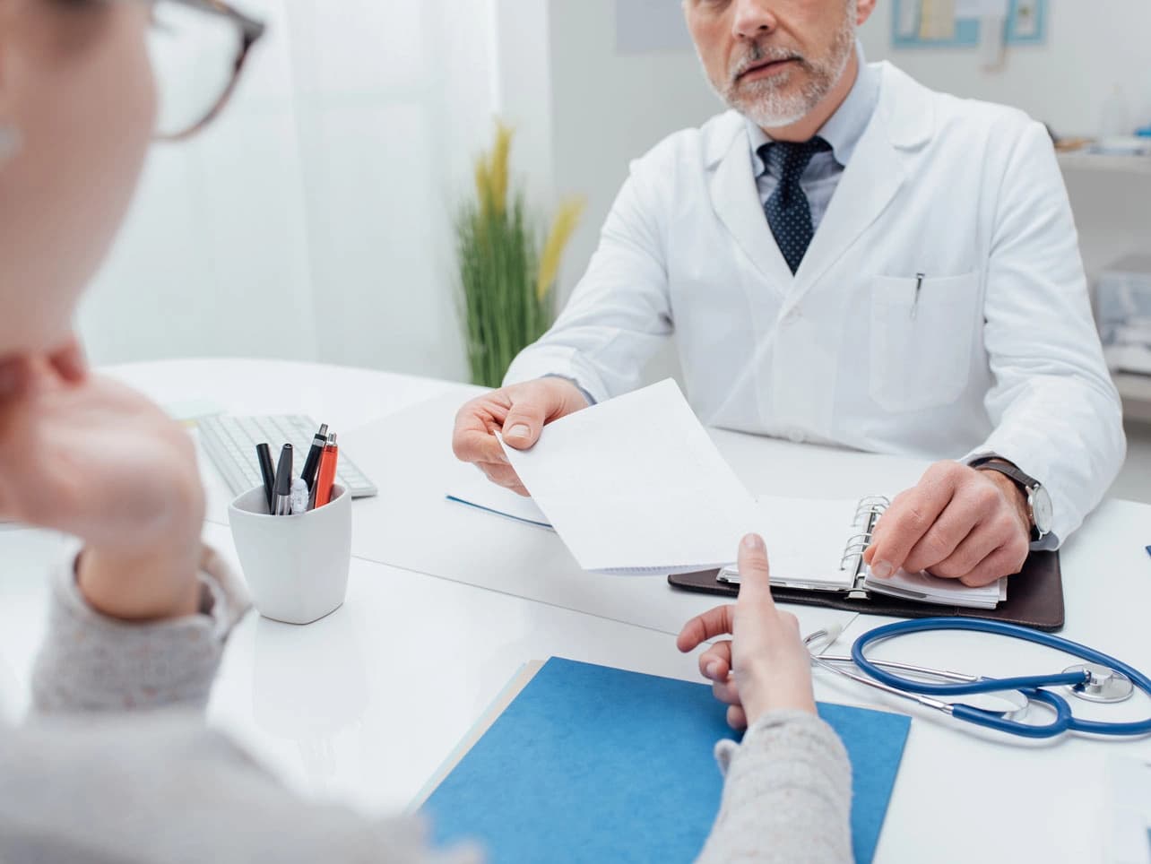 Bild: Arzt mit Patient:in