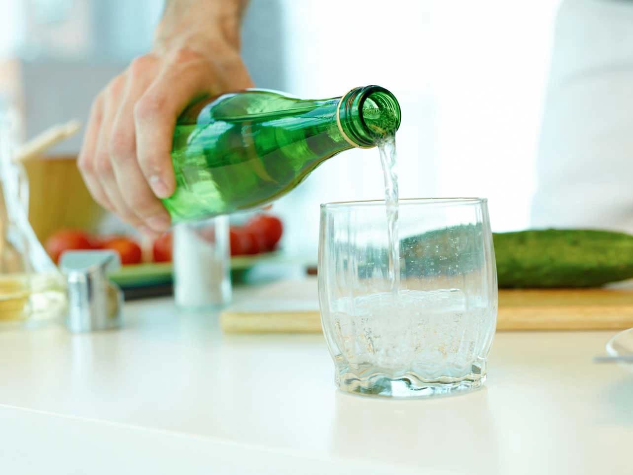 Bild: Wasser wird in ein Glas gegossen