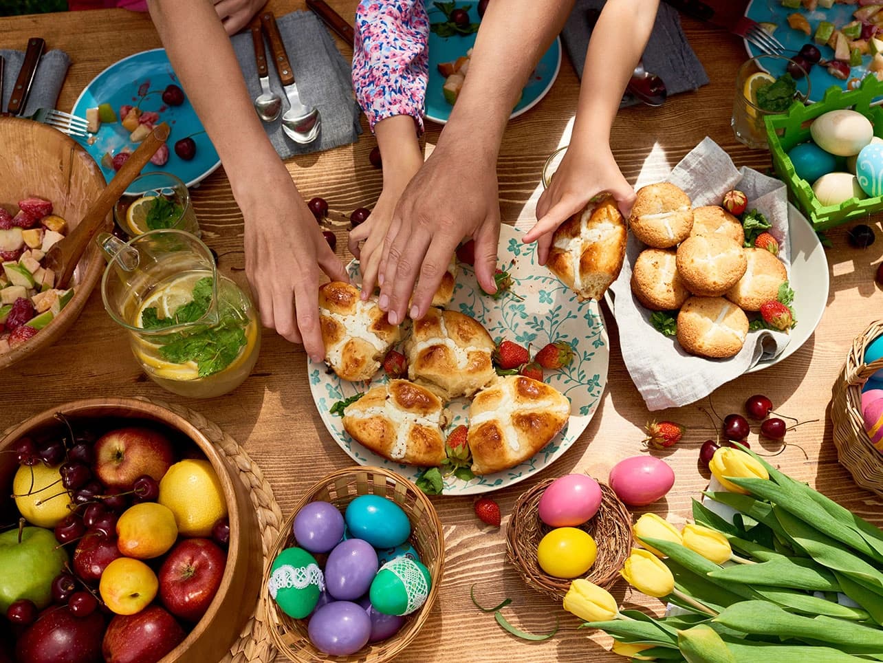 Bild: Familie beim Osterbrunch