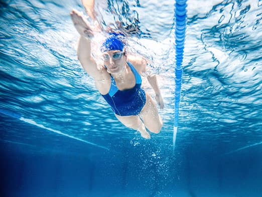 Bild: Frau im Schwimmbecken