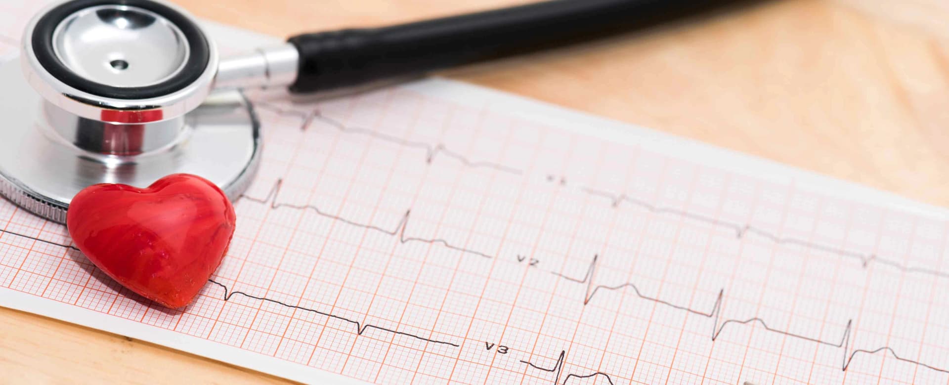 Bild: EKG, Stethoskop und Herz