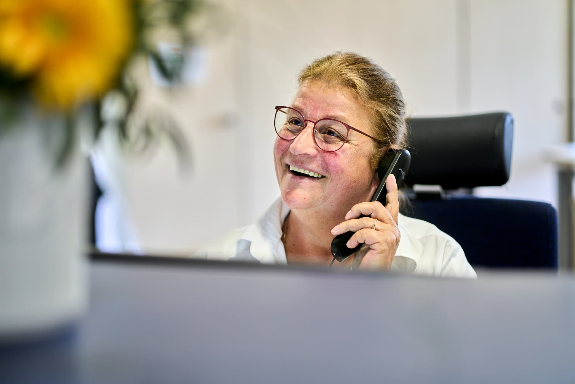 Das Bild zeigt eine Mitarbeiterin am Telefon