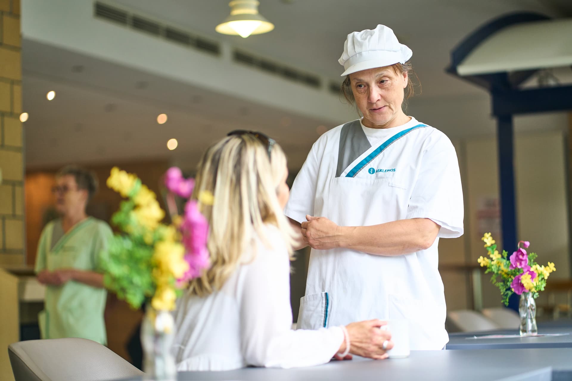 Das Bild zeigt eine Gesprächssituation mit Patientin und einer Mitarbeiterin