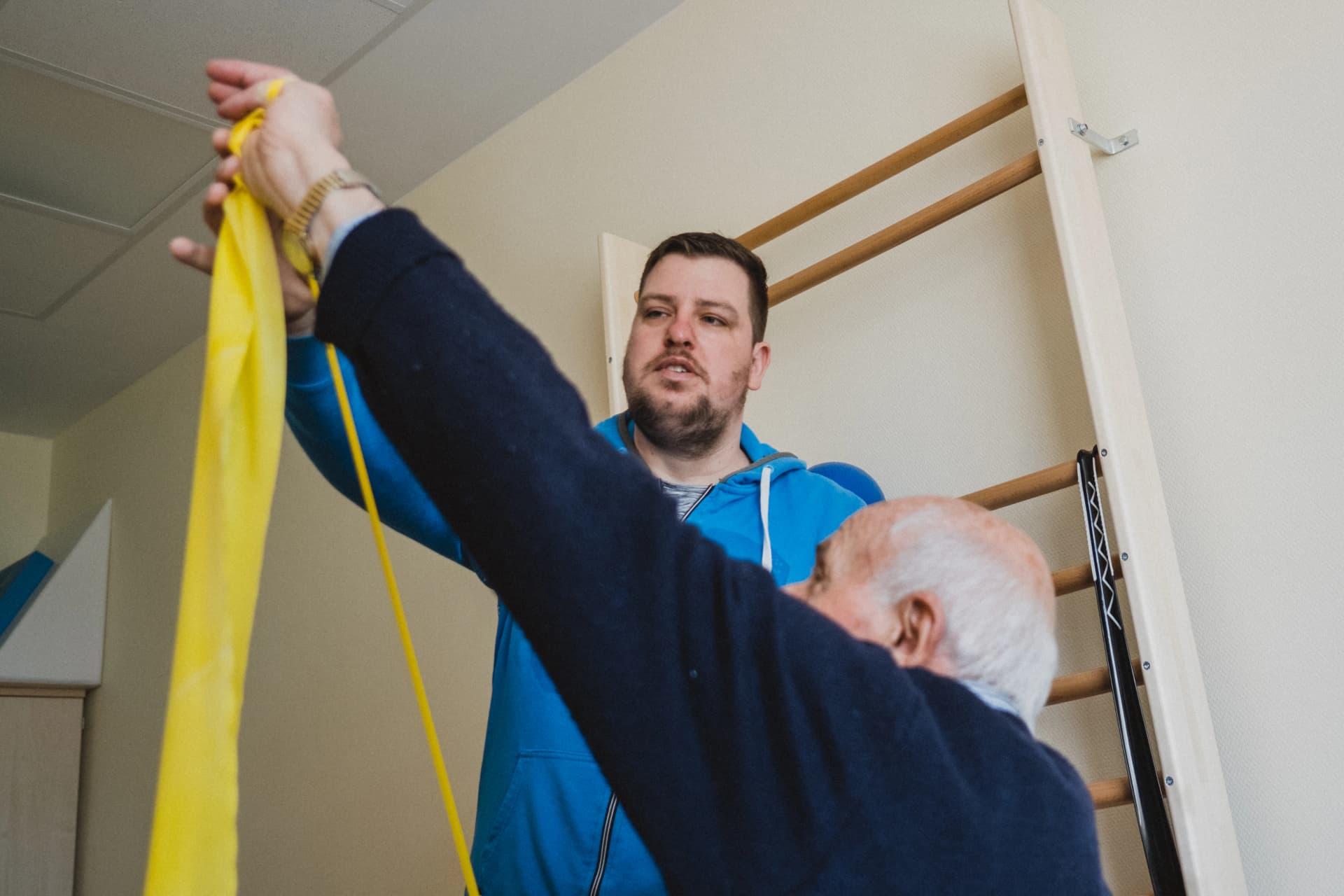 Bild: Physiotherapeut in der Tagesklinik Geriatrie