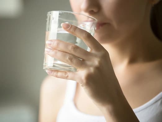 Bild: Frau trinkt Wasser