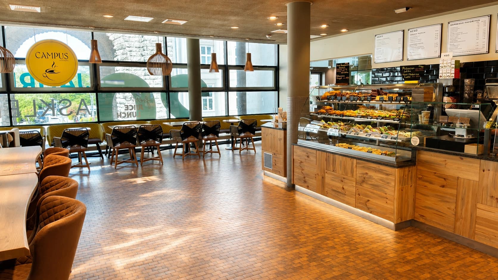 Modernes Café der Asklepios Klinik Nord – Heidberg mit heller Atmosphäre, Sitzgelegenheiten und frischer Speisentheke.
